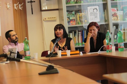 Alla mia sinistra la prof.ssa Velia Ceccarelli, che ha presentato me e il mio libro. Alla mia destra il critico Fabio Sajeva.